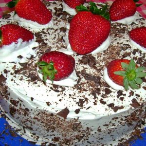 bolo de chocolate e morangos